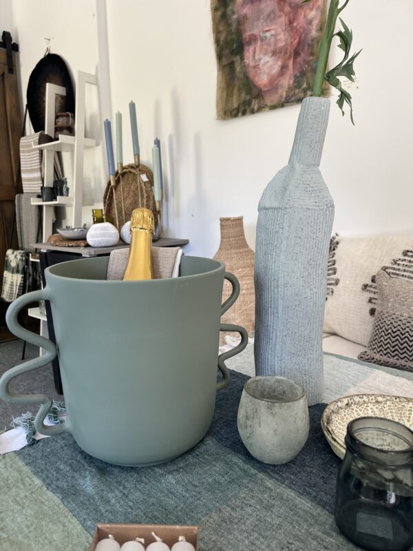 Grijsgroene bloempot met golvende handvaten - Afbeelding 3